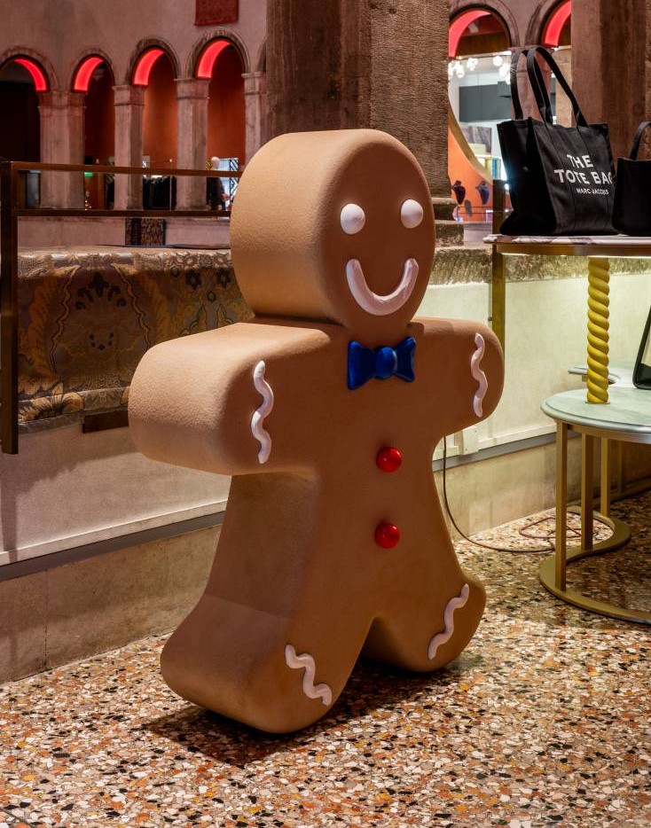 Installazione di una maxi scultura a forma di omino di pan di zenzero all'interno della corte storica del Fondaco dei Tedeschi a Venezia.