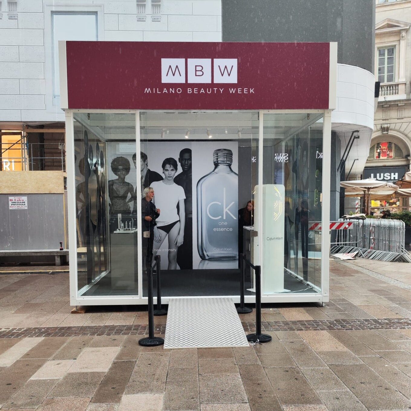 Allestimento e posizionamento dei materiali di visual merchandising per il pop-up cube di Calvin Klein One Essence a Milano.